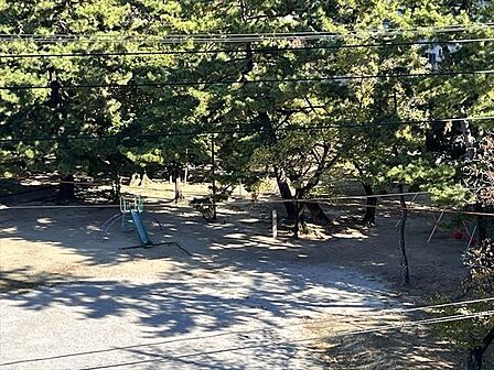 鵜の森公園和風庭園、池、遊具を設置する広場がある公園。菓子と抹茶を提供する茶室を併設する。園内に桜が植栽され、毎年春に桜まつりが開催される。遊び場;滑り台、ブランコ犬の同伴可 220m