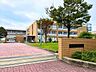 周辺：四日市市立港中学校昭和22年　四日市市浜田地区、納屋地区を学校として四日市市立東中学校を設立心を豊かにして自主的、主体的に行動し、互いに高め合う生徒の育成を教育目標に掲げる 690m