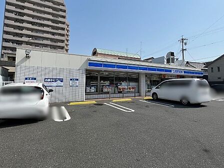 ローソン 四日市中部店24時間営業スローガンは「マチの健康ステーション」、健康や美容に配慮した商品が豊富。(電子マネー利用可　ＡＴＭあり　ネット通販あり）Ponta dポイントサービスあり。 550m