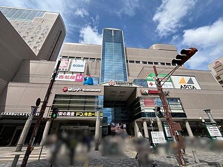 トナリエ四日市生鮮食品や生活必需品など暮らしを彩るフロアや書籍、アミューズメントパーク、映画館などの日常に潤いを与えるフロアを兼ね備えた複合商業施設です。 670m