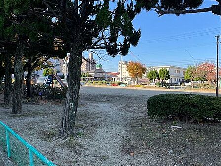 堀木公園遊具はぶらんこ、すべり台、鉄棒や、丸太を模したジャングルジムなどがあり、お子さまも楽しく遊べます。ベンチもカラフルに塗装されているので楽しいですね。 250m