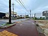 その他：幅員約21.8mの前面道路です。歩道が整備されており、車道と歩行スペースが分かれているのも嬉しいポイント。お子様とのお出掛けや毎日の通学時にも安心感があります。