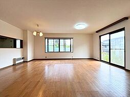 四日市市三滝台4丁目　中古一戸建て 5SLDKのリビング/ダイニング