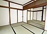 和室：【1F和室】押し入れ付きの和室は、布団や季節物、日用品の収納に便利で、お部屋をすっきり保てます