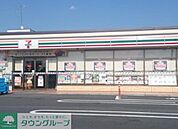セブンイレブン 徒歩8分。コンビニ 610m
