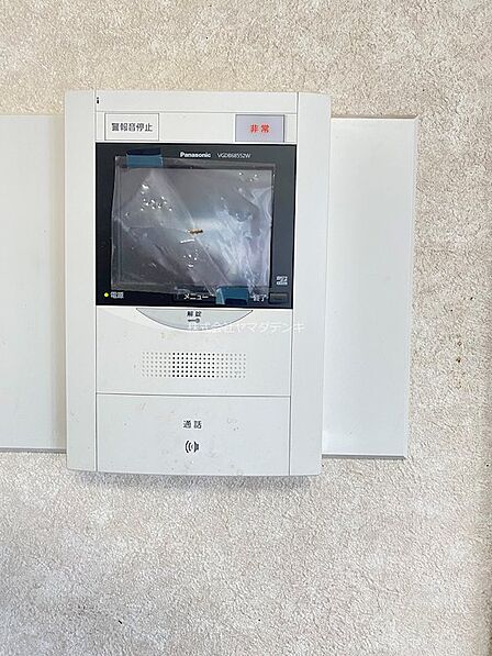 訪問者を画像で確認できるモニター付きインターホンを設置。緊急時の通報機能も備え、暮らしの安心をサポートします。