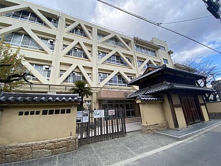 茨木市立茨木小学校(464m)