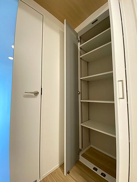 廊下には室内をすっきりと保てる収納スペースを確保。可動棚で高さ調整も可能、用途に合わせてフレキシブルにお使いいただけます。
