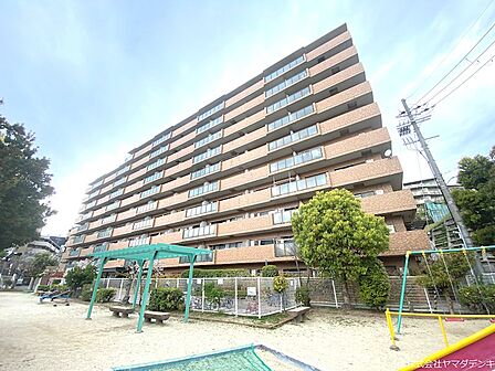 ◇壁は落ち着いた茶系のタイル張り 中央環状線・近畿道 中国道インタ-チェンジが至近にあり車の移動が非常にスム-ズな立地です。