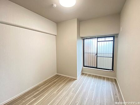 自然光が差し込む明るい居室。クローゼット収納も備え、快適なプライベート空間を演出します。