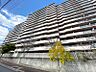 外観：空の青さと建物のコントラストが美しいマンションです。落ち着いた色合いの外観は、周辺の景観にもなじみます。日当たりの良いバルコニーで、心地よい毎日をお過ごしください。