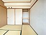 収納：畳敷きの和室には、布団や季節物の収納に便利な押入れと天袋を完備。すっきりとした空間で、快適な暮らしをサポートします。