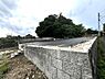 外観：二方向に開けた角地ならではの開放感。採光や通風に優れ、明るく心地よい立地です。