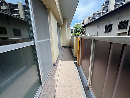 2階居室に面したバルコニー。洗濯物干しにも便利です。