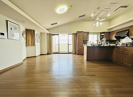 約28.9帖のLDKは天井高で解放感があります♪※掲載画像の一部はAIにより家具等を加工・削除しています。現況と異なる箇所は現況を優先します。