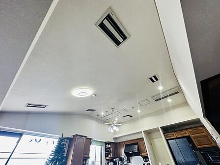 天井にはビルトインエアコンを完備♪見た目すっきり&空調効率が良好です♪