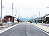 周辺：市街地へとつながる前面道路。生活が便利です。