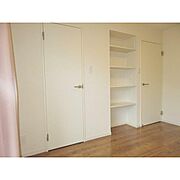 洋室5．7帖@収納と棚～収納の他棚もありますので収納力があります