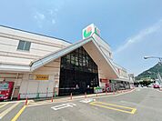 マルショク富野店 徒歩8分。 630m