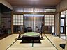 和室：玄関入ってすぐの和室です。日当たりの良い広縁があり、お客様をお迎えするのにぴったりです。