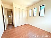 各室にクローゼットを完備しているため、自分専用の収納場所を持つことで、お子様の「お片付け習慣」も自然と身につきます。居住スペースを最大限広く使える設計で、ベッドや机を置いてもゆとりを感じられます。