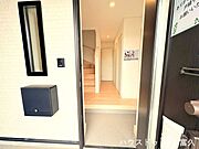 玄関前には間口の広いアルコーブ（屋根付きの窪みスペース）を確保しています。雨天時の傘の開閉や荷物の整理、ベビーカーの操作も濡れずにスムーズ。機能的かつ、外観に重厚な気品を添える意匠が魅力です。