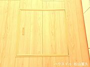 キッチンの床下に設置された収納庫は、普段使わない大鍋や、買い置きの飲料・保存食の保管に最適です。居住空間を圧迫せず、生活感を隠しながらストック管理ができるため、キッチンを常にスッキリと保てます。