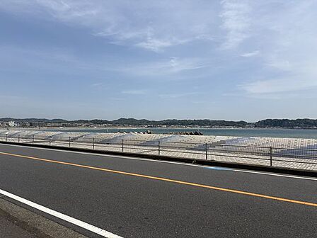 お庭から階段を上るとそこは134号、海へのアクセスもスムーズです!