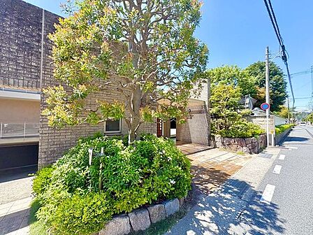 鎌倉らしい緑豊かなロケーション。