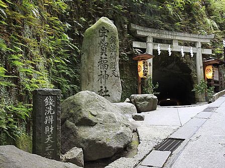 銭洗弁財天(宇賀福神社)まで車で9分、約3.5km)