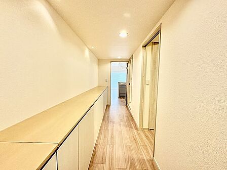 奥行きのある廊下がこの先の広がりを感じさせます。