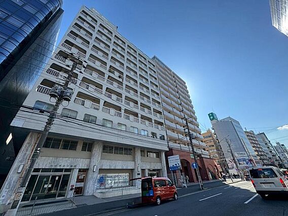 青空を背景にス...