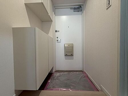 【玄関】明るく広い玄関には収納力に優れたシューズボックス。 靴をスッキリと整頓することができます。