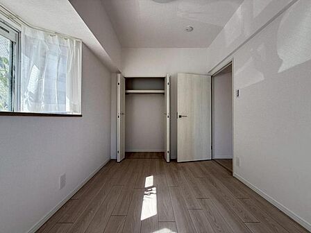 居室はひとり時間を過ごせる安らげるお部屋として活用できます！収納スペースあり！荷物が多くても十分！！ベッドや勉強机、テレビなどを置きたい場合におすすめ！！過ごす時間が長くてもゆったり過ごせそうですね！