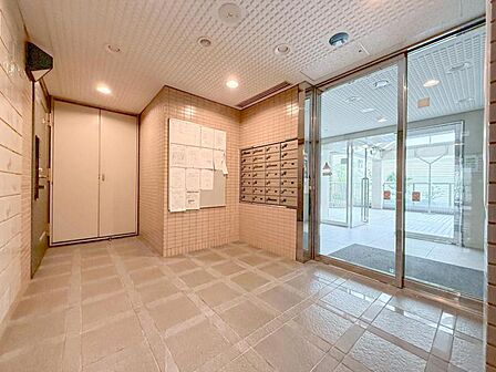 【エントランス】重厚感の溢れるエントランスはマンションの顔！帰宅時、来客時に誇れる空間を演出します！