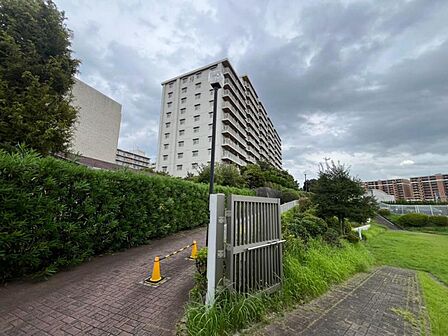 住みやすさとデザイン性を両立させた欲張りな住宅が登場しました 相反しがちなことが相互作用でより良質に!本物だけが表現することができる質の高い機能美はよきものをつなげた古くからの伝統と最新技術の結晶です