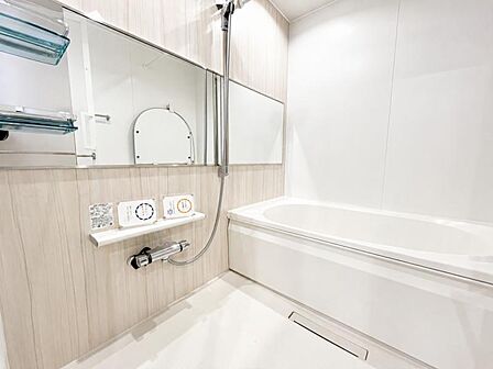 【浴室】ゆったりと寛げる広々バスで足を伸ばしてリラックス。　最新のユニットバスは設備も充実です。※家具はCG 