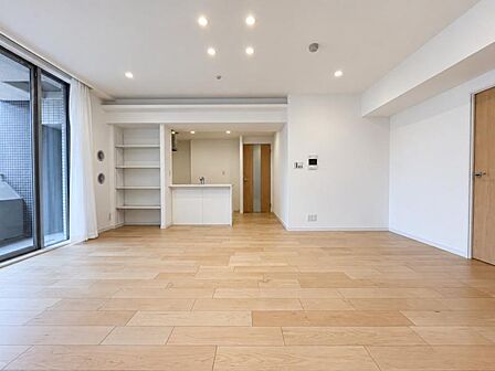 お天気が晴れの日は照明をつけなくても充分明るいリビングです!どこか落ち着きのある広々とした内装です!皆で過ごす空間が、目に浮かんでくる様な優しいリビングダイニングです!くつろいだり楽しい時間を是非!