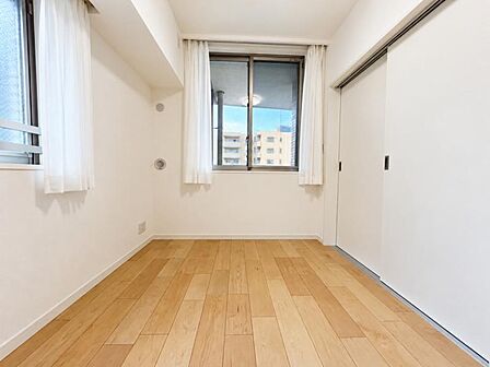 採光を確保した明るい室内は風通しも良く穏やかな時が流れます!様々な生活スタイルにも対応可能な間取り。採光もアクセントの一つとして。この明るい好みの空間で読書をしたり、音楽を聞いたりと一人の時間も充実!