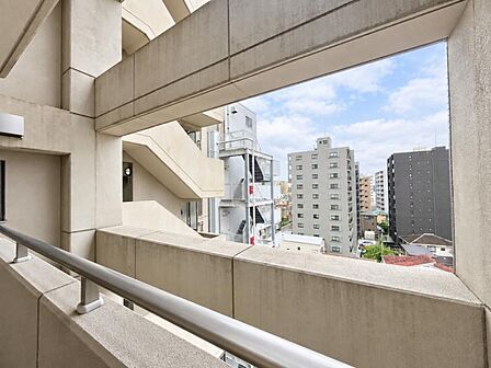 【バルコニー】思わず大きく深呼吸したくなるバルコニー!空が青く、近く、広く感じる事が出来ます。