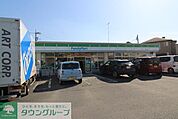 ファミリーマート岩槻太田店 徒歩10分。 740m