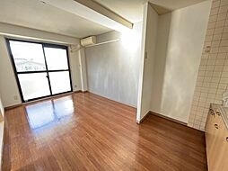 ステイブルシャトー 201 2階2DKのリビング/ダイニング