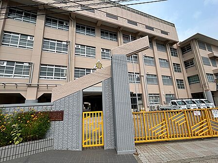 福岡市立野間中学校(570m)