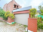 【外観】建物西側の車庫には、1台駐車可能。