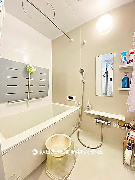 お子様と一緒に浸かれる広いバスタブで