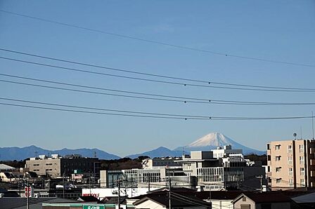 天気の良い日は富士山が見えます。(望遠機能により撮影)