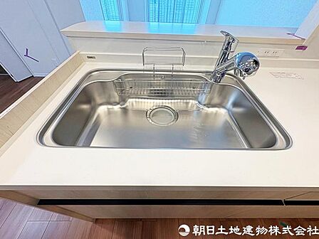 浄水器一体型蛇口を採用。いつでも手軽においしい水が使え、飲料水や料理にも安心です。