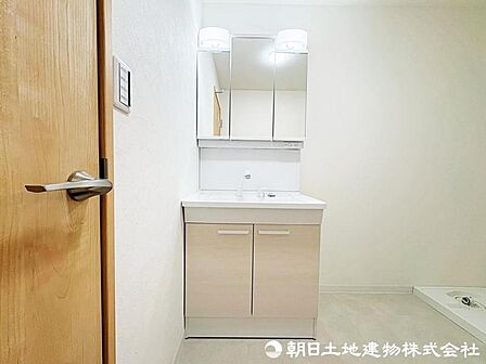 清潔感溢れるスタイリッシュなデザインの洗面化粧台