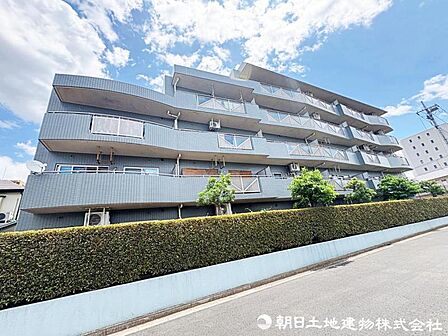 【リビング】毎日過ごす空間が明るく開放感たっぷり。陽当たり良好で、快適にお過ごしいただけます。