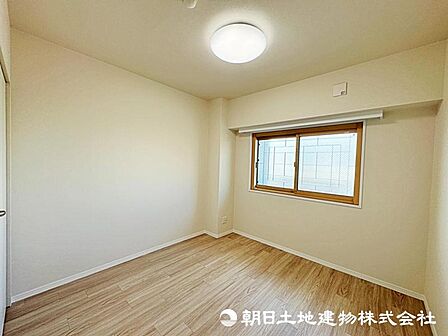 【洋室】シンプルなデザインが心地よい居室はリビングとの一体感が感じられます